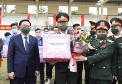 Bí thư Thành ủy Vương Đình Huệ động viên tân binh huyện Đông Anh lên đường nhập ngũ