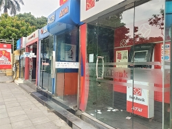 ATM vắng bóng khách hàng trong những ngày cận Tết