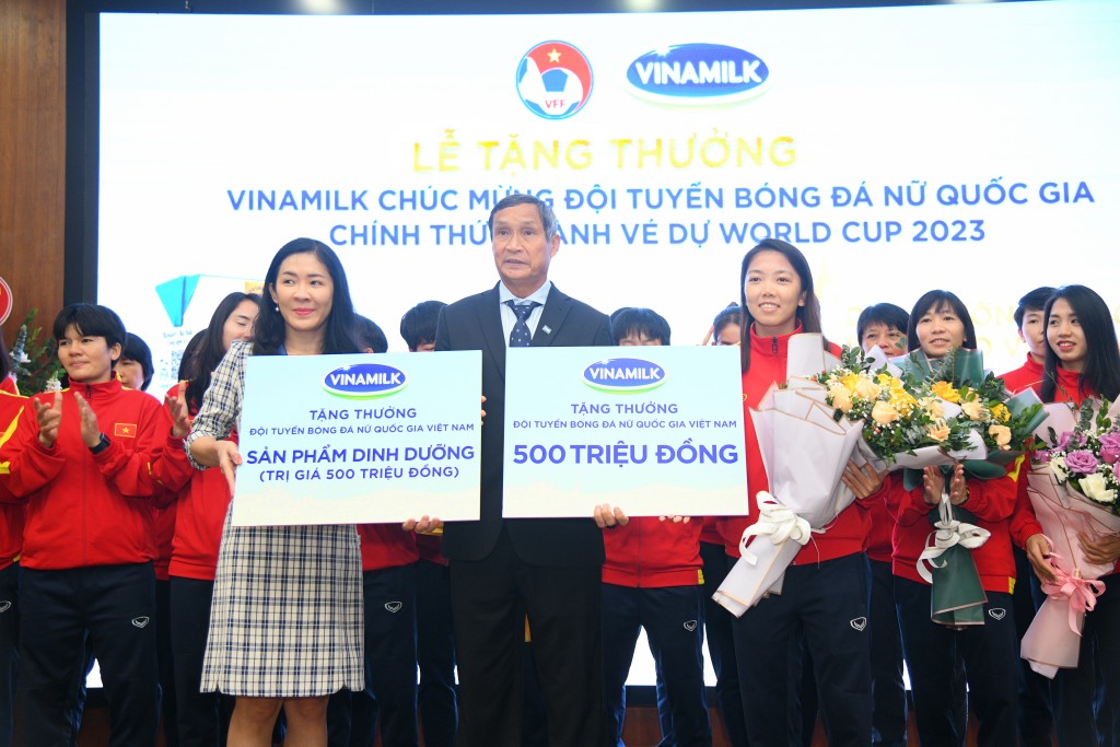 Vinamilk tặng 1 tỉ đồng đến các nữ cầu thủ và thành viên ban huấn luyện