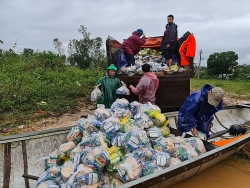 Những chuyến đò chở “tình người” trong lũ dữ