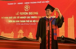 Thủ khoa đa tài Học viện Ngoại giao: Mọi người xung quanh đều là tấm gương