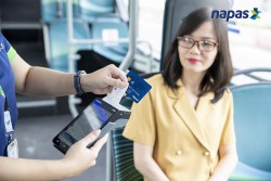 Người dân Thủ đô đi xe buýt điện bằng thẻ Napas