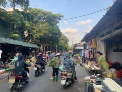 Nâng cao công tác tuyên truyền, dẹp bỏ “chợ cóc” ven đường