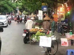 Tắc đường do bán hàng rong bên ngoài Bệnh viện E