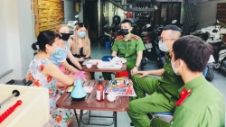 Hà Nội: Phát hàng nghìn tờ rơi phòng chống ma túy song ngữ Việt - Anh