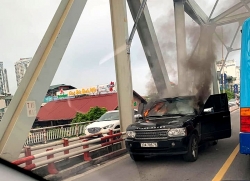 Hà Nội: Xe sang Range Rover bốc cháy ngùn ngụt trên cầu Chương Dương