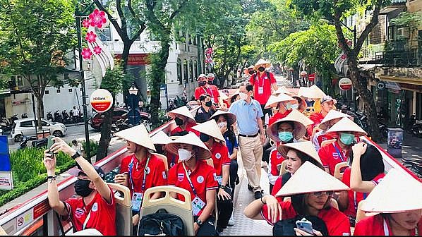 Du khách nước ngoài hào hứng trải nghiệm City tour dịp SEA Games 31