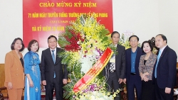 Phó Bí thư Thành ủy Nguyễn Văn Phong chúc mừng Trường Đào tạo cán bộ Lê Hồng Phong