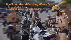 Người dân đeo khẩu trang đúng cách khi tham gia giao thông là bảo vệ mình và mọi người