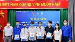 40 thiết bị học tập, sim 4G dành tặng học sinh có hoàn cảnh khó khăn