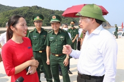 Lãnh đạo tỉnh Quảng Ninh tới thăm và tặng quà Nhân dân đảo Trần