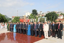 Đại biểu dâng hương tưởng niệm các anh hùng liệt sĩ trước thềm Đại hội Đảng bộ tỉnh Quảng Ninh