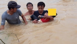 Đà Nẵng: Bé trai 3 tuổi trượt chân xuống dòng nước lũ, tử vong thương tâm