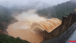 Video: Thủy điện Đăk Mi 4 xả tràn, khiến hàng trăm nhà dân bị cuốn trôi