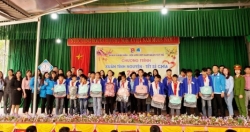 Thanh niên quận Tây Hồ tặng quà học sinh huyện Hữu Lũng