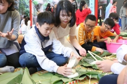 Trường Lương Thế Vinh gói tặng hàng nghìn chiếc bánh chưng tới trẻ em vùng cao và người nghèo