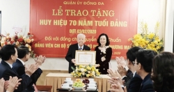 Lãnh đạo thành phố Hà Nội trao Huy hiệu Đảng cho các đảng viên lão thành