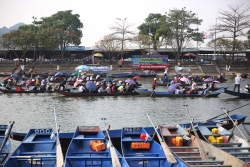 Hàng vạn du khách nô nức chảy hội Chùa Hương trước ngày khai hội