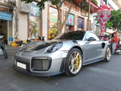 Porsche 911 GT2 RS khoe dáng dưới nắng hoàng hôn Sài Gòn