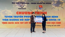 Tặng 500 chai nước sát khuẩn cho học sinh, sinh viên quận Hà Đông