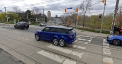 “Giật mình” với Range Rover Sport… 6 bánh trên đường phố Canada
