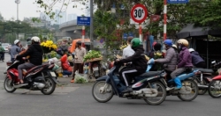 Lấn chiếm vỉa hè, lòng đường để buôn bán hoa dịp lễ