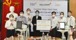 Tập đoàn TH và BAC A BANK tặng máy thở, vật tư y tế cùng ngàn ly sữa giúp bác sĩ chống dịch