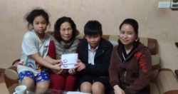 Trường THCS Hoàng Hoa Thám tặng quà học sinh có hoàn cảnh khó khăn do dịch Covid-19
