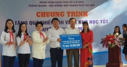 Tặng quà tới thiếu nhi vượt khó học tốt huyện Chương Mỹ