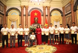 Phó Chủ tịch nước Đặng Thị Ngọc Thịnh gặp mặt các gia đình trẻ tiêu biểu
