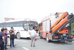 Dựng lại hiện trường vụ tai nạn giữa xe cứu hỏa và xe khách trên cao tốc Pháp Vân