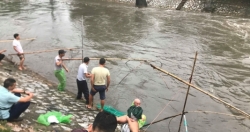 Chùm ảnh người dân Hà Nội ra sông Kim Ngưu bắt cá sau bão số 3