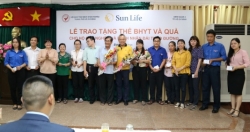 TP HCM: Sun Life trao tặng thẻ bảo hiểm y tế và quà tặng cho các hộ gia đình tại Quận 4