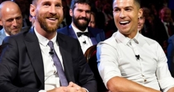 Ronaldo tri ân Messi trong ngày cả hai bị Van Dijk vượt mặt