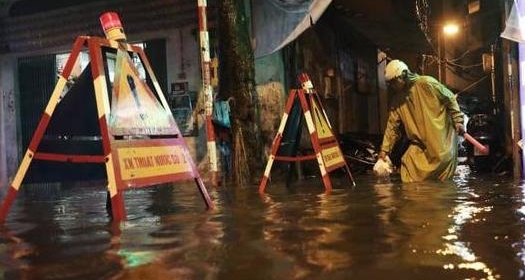 Hà Nội mưa lớn, nhiều tuyến đường lại ngập trong biển nước