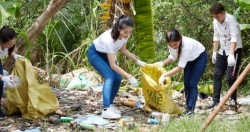 Nguyễn Phương Khánh nhặt rác cùng tình nguyện viên bên sông Cửu Long