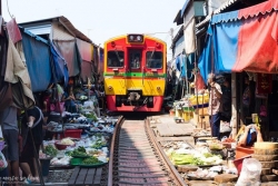 Khu chợ họp ngay cạnh đường ray xe lửa ở Bangkok