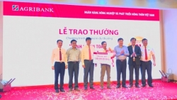 Agribank trao Sổ tiết kiệm 1 tỷ đồng tặng khách hàng trúng giải Đặc biệt