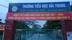 Hải Hậu (Nam Định): Giá một chiếc áo đồng phục gấp đôi bên ngoài