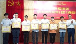 Hai nam sinh Hà Nội vào đội tuyển Olympic Toán học quốc tế 2022