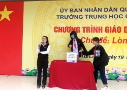 Học trò trường THCS Nguyễn Du quyên tiền, góp sách vở tặng bạn vùng lũ