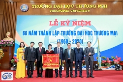 Trường Đại học Thương mại nhận Cờ thi đua Chính phủ