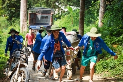 Áo xanh Công đoàn trên những con đường nối liền thôn, xóm