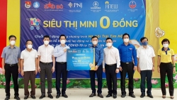 800 suất quà từ “Siêu thị mini 0 đồng” tặng người dân quận Hoàn Kiếm