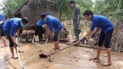 Thanh niên xung kích hỗ trợ người dân khắc phục hậu quả bão lũ