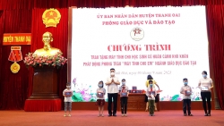 Tặng 96 máy tính bảng cho học sinh có hoàn cảnh khó khăn